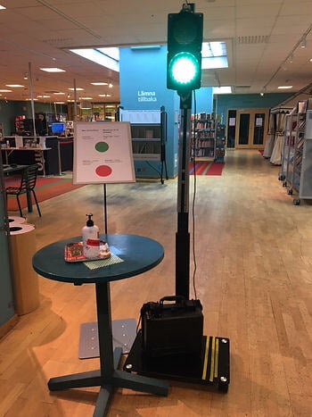 Trafikljus för realtidsbeläggning vid entrén till svenskt bibliotek