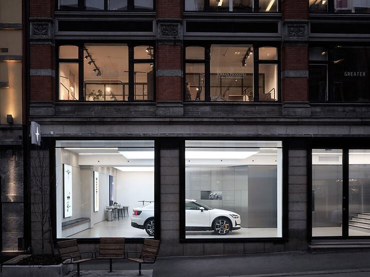 Polestar Space showroom med gæster, der udforsker biler og udstillinger