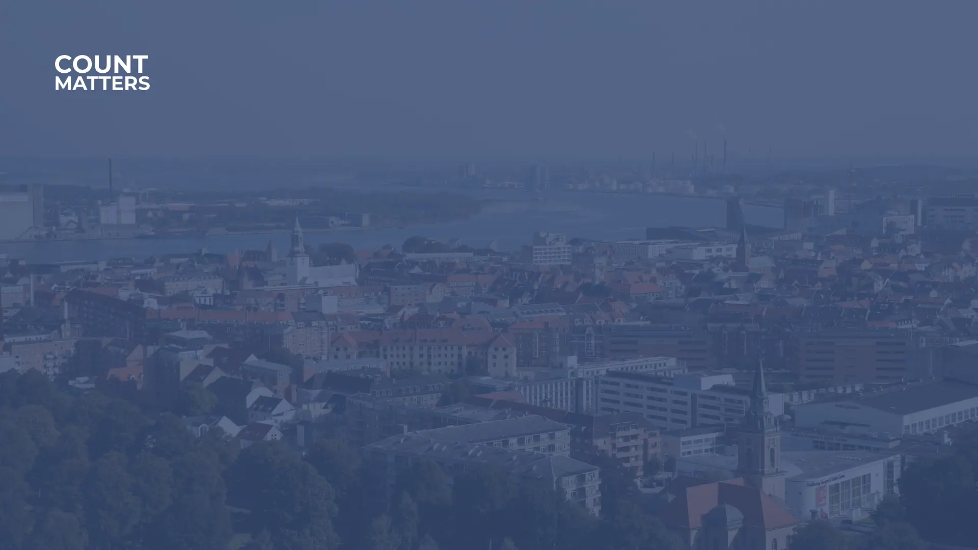 Luftaufnahme der Stadt Aalborg und des Hafenviertels zur Veranschaulichung der Erkenntnisse über die städtischen Fußgängerströme und der Analyse der Stadtbewegungen mit CountMatters.