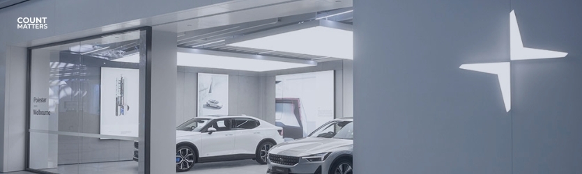 Polestar showroom med elbiler udstillet i lyst og minimalistisk design. Relevant til kundeoptællingssystem, fodfaldsanalyse og optimering af showroomoplevelsen med CountMatters, logo i hjørnet.