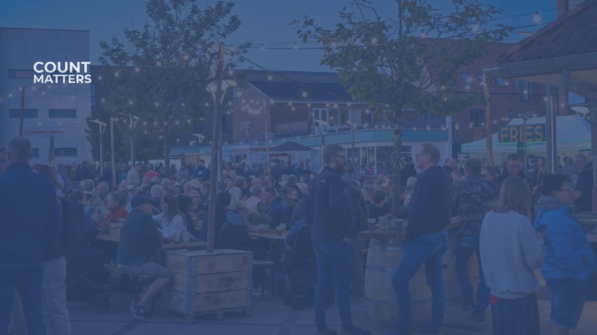 Utendørs byarrangement med en stor folkemengde samlet på et offentlig torg, brukt til å analysere besøksstrømmer og oppmøte på arrangementet med CountMatters.