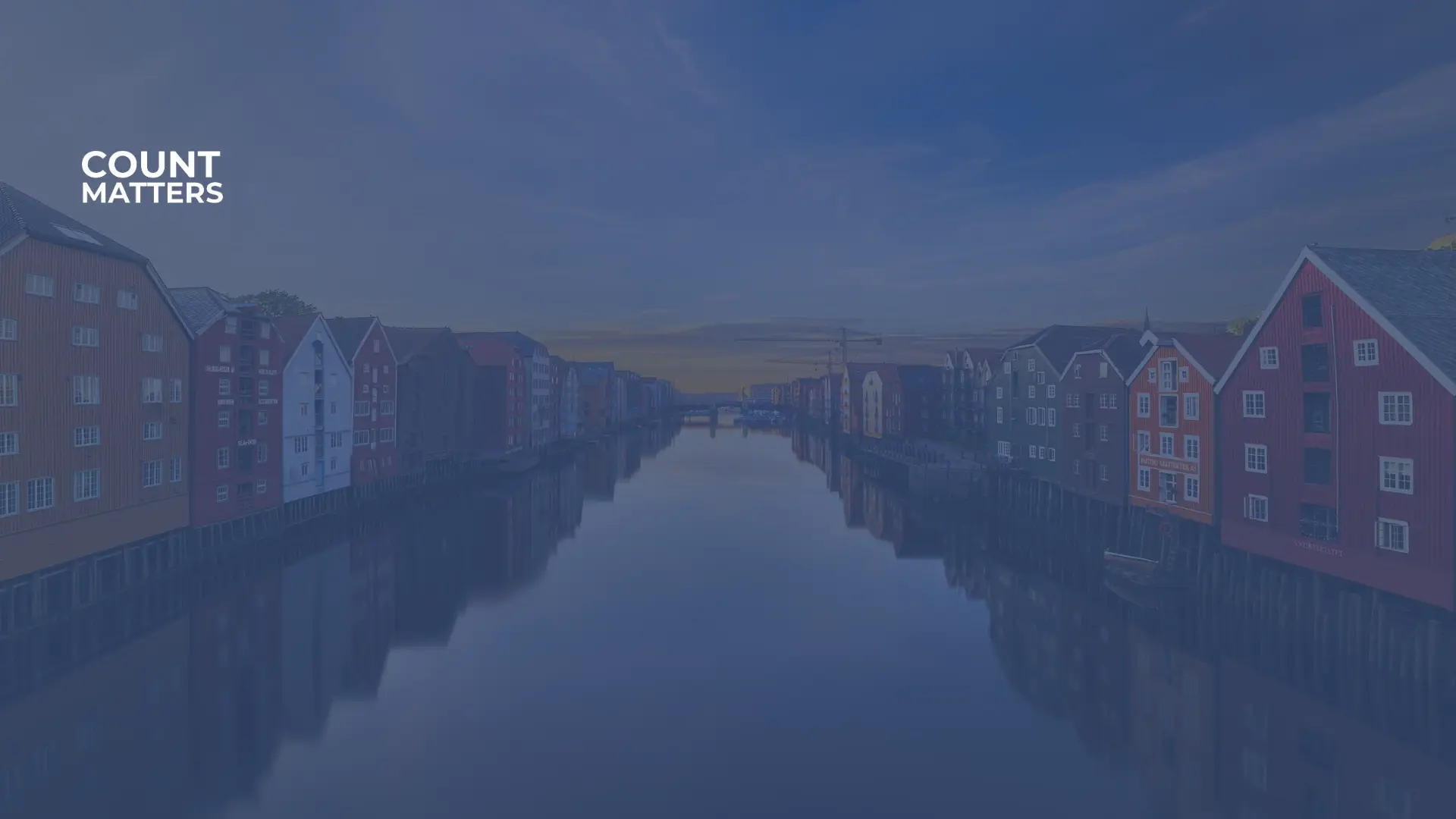 Kveldsbilde av de historiske kaiene langs Nidelva i Trondheim, brukt til å analysere besøkstrender og bevegelsesmønstre i byen med CountMatters.